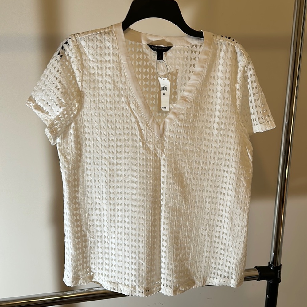 Women’s white top. Medium. Banana Republic. New. Never worn. Lined in front only